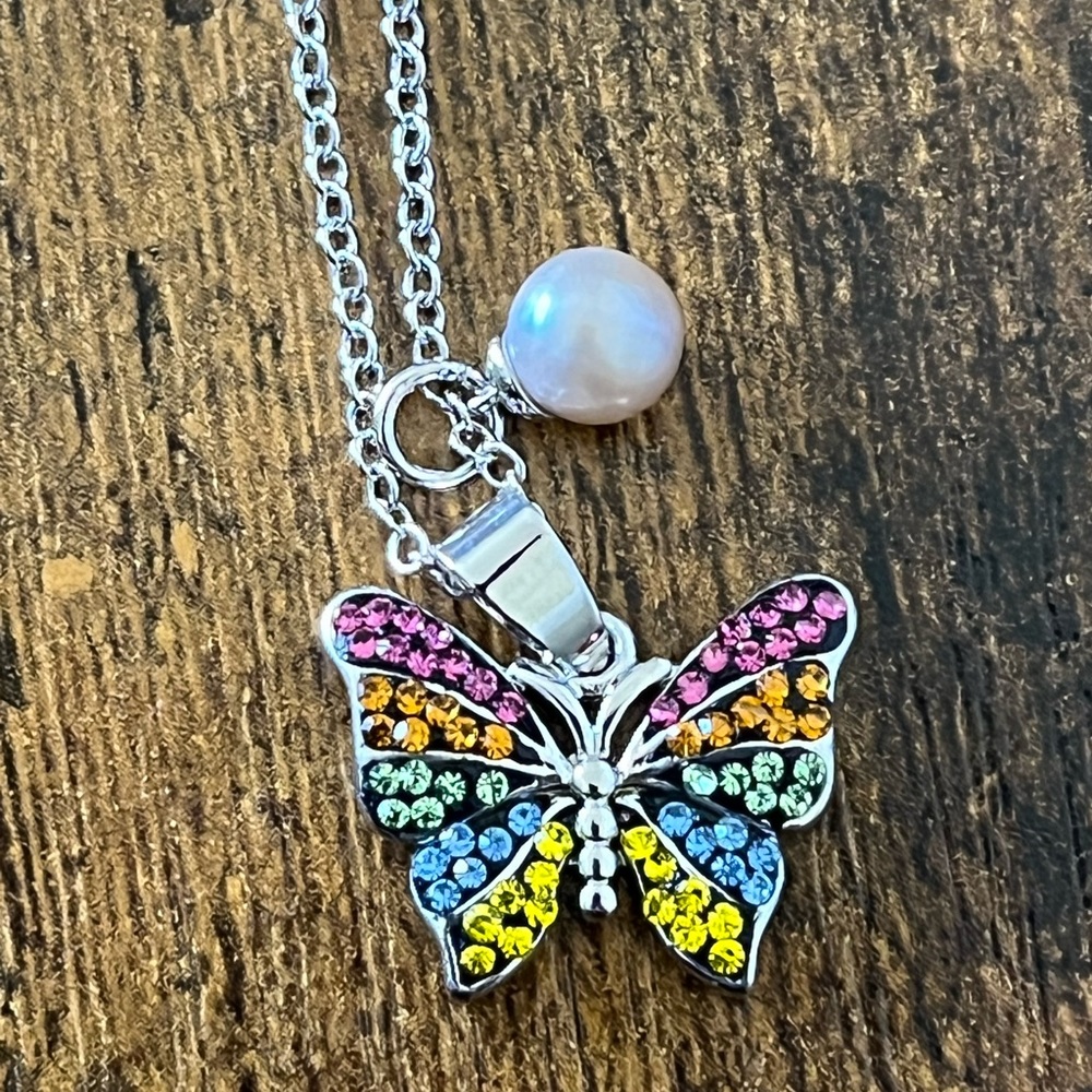 Vantel Pearls vintage/retired Flutter necklace
